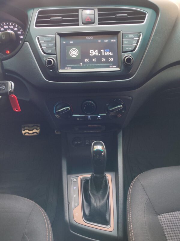 HYUNDAI I 20 ACTIVE GRIS AUTOMATICO - Imagen 11