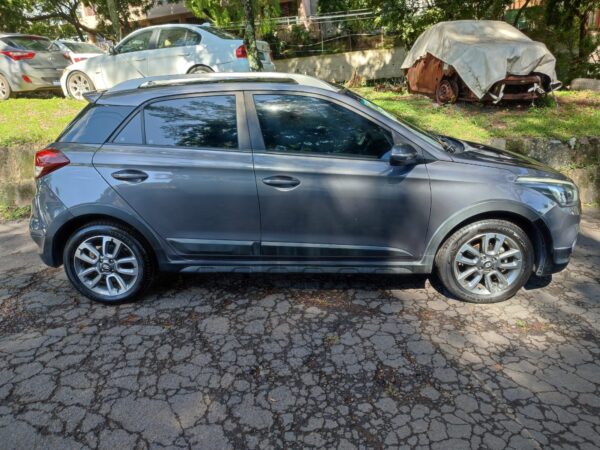 HYUNDAI I 20 ACTIVE GRIS AUTOMATICO - Imagen 4