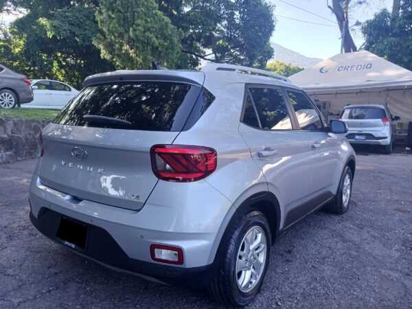 HYUNDAI VENUE GL T/M GRIS 2022 - Imagen 3
