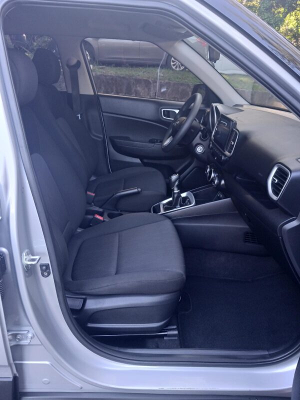 HYUNDAI VENUE GL T/M GRIS 2022 - Imagen 5