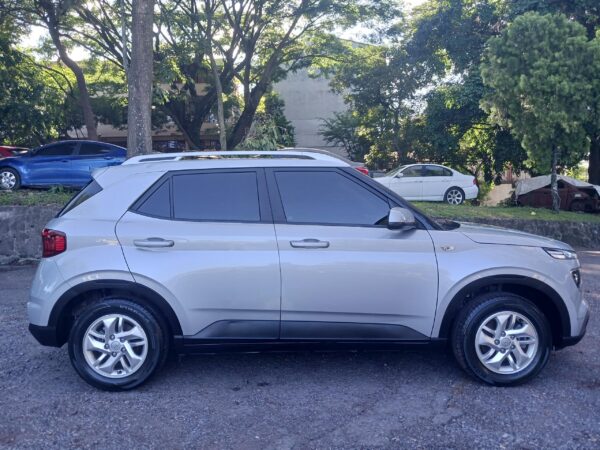 HYUNDAI VENUE GL T/M GRIS 2022 - Imagen 8