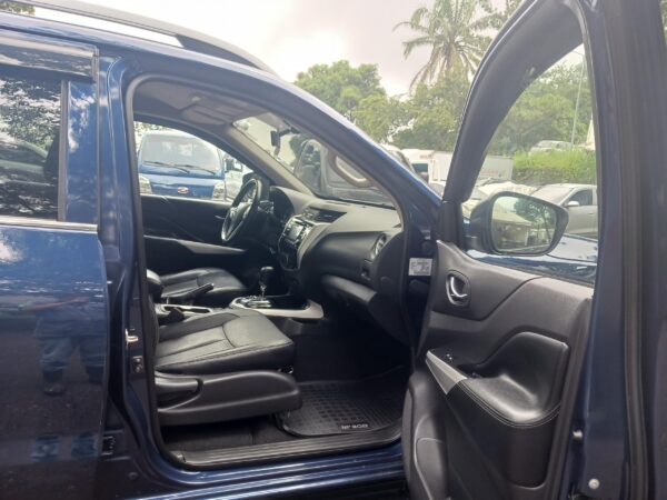 NISSAN NP300 FRONTIER LE 2019 AUTOMATICO - Imagen 6