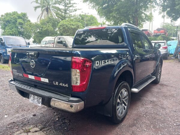 NISSAN NP300 FRONTIER LE 2019 AUTOMATICO - Imagen 2